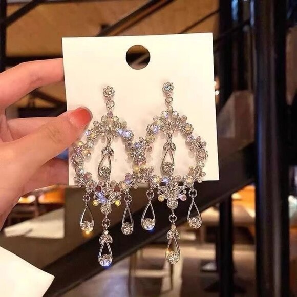 Hollow teardrop earrings - Picture 4 of 5